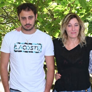 Sofiane Bennacer, persona non grata des César après avoir été remarqué pour sa prestation dans le film Les Amandiers de Valeria Bruni-Tedeschi
Sofiane Bennacer, Valeria Bruni-Tedeschi et Nadia Tereszkiewicz au photocall du film "Les Amandiers" lors du 15ème festival du film francophone de Angoulême © Coadic Guirec/Bestimage