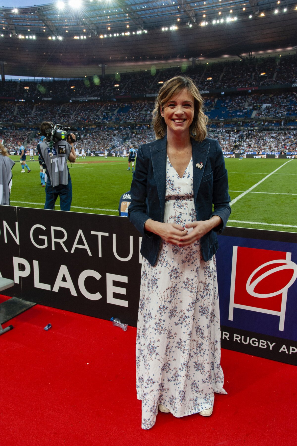 Photo Isabelle Ithurburu (enceinte) lors de la finale du Top 14