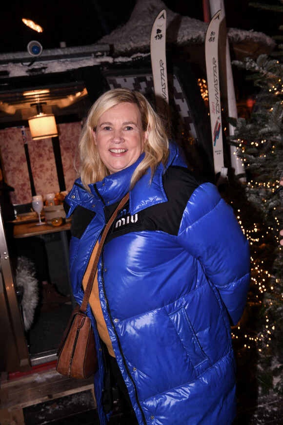 "Je vais vous vendre au marché", leur a-t-elle dit pour plaisanter. Une blague qui n'est pas du tout passée...
Exclusif - Hélène Darroze - Inauguration de la saison hivernale "Chez Monix" au restaurant "Le Splash" à Asnières-sur-Seine le 25 novembre 2021. La saison hivernale est (presque) lancée. A Asnières, le restaurant Le Splash devient, le temps d'une saison, Chez Monix, un restaurant d'hiver montagnard. Du 15 novembre 2021 au 31 mars 2022, Chez Monix, entre télécabines, sapins et vieux skis, on se délecte de raclette, fondues savoyardes, blanquette de veau, crêpes et gaufres. Cette année, pour la première fois, S. Rotenberg et N. Tarayre ont fêté leur nouveau concept montagnard... fondue, raclette, brasero en bord de Seine et dans des téléphériques des années 60 jusqu'au retour des beaux jours... Pour les réjouissances, Les Pas Parisiens, groupe auquel appartient Le Splash, ont prévu un menu montagnard avec une déclinaison de raclettes et fondues savoyardes. Mais aussi d'authentiques plats d'hiver mijotés et réconfortants : pot-au-feu, chou farci, potée savoyarde, blanquette de veau... Mais également quelques belles pièces grillées au barbecue : bar grillé, travers et côte de boeuf. © Rachid Bellak/Bestimage