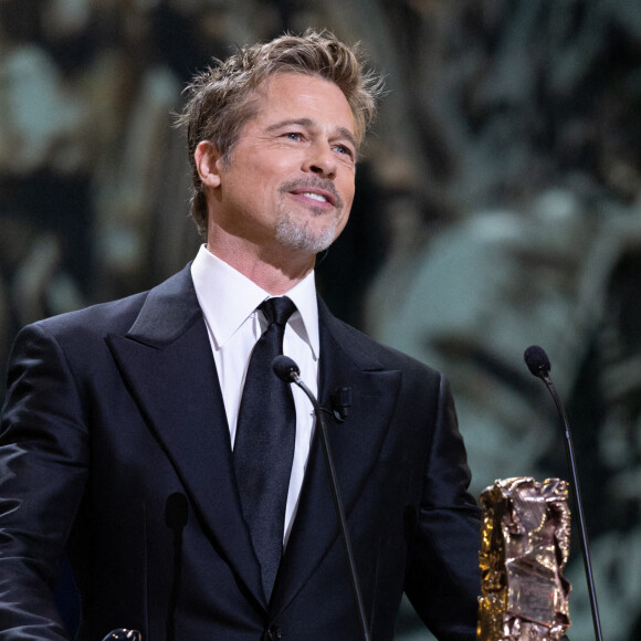 Quelques heures plus tard, il a de nouveau été élu meilleur acteur, pour son rôle dans Pacifiction : Tourment sur les Îles.
Brad Pitt - David Fincher reçoit un César d'honneur lors de la 48ème édition des César à l'Olympia à Paris. © Olivier Borde / Dominique Jacovides / Bestimage 