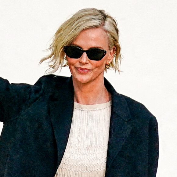 D'autres actrices comme Anaïs Demoustier ou Elsa Zylberstein avaient également fait le déplacement.
Charlize Theron à la sortie du défilé Christian Dior prêt-à-porter automne-hiver 2023/2024 lors de la Fashion Week de Paris (PFW), au jardin des Tuileries à Paris, France, le 28 février 2023. © Da Silva-Perusseau/Bestimage 
