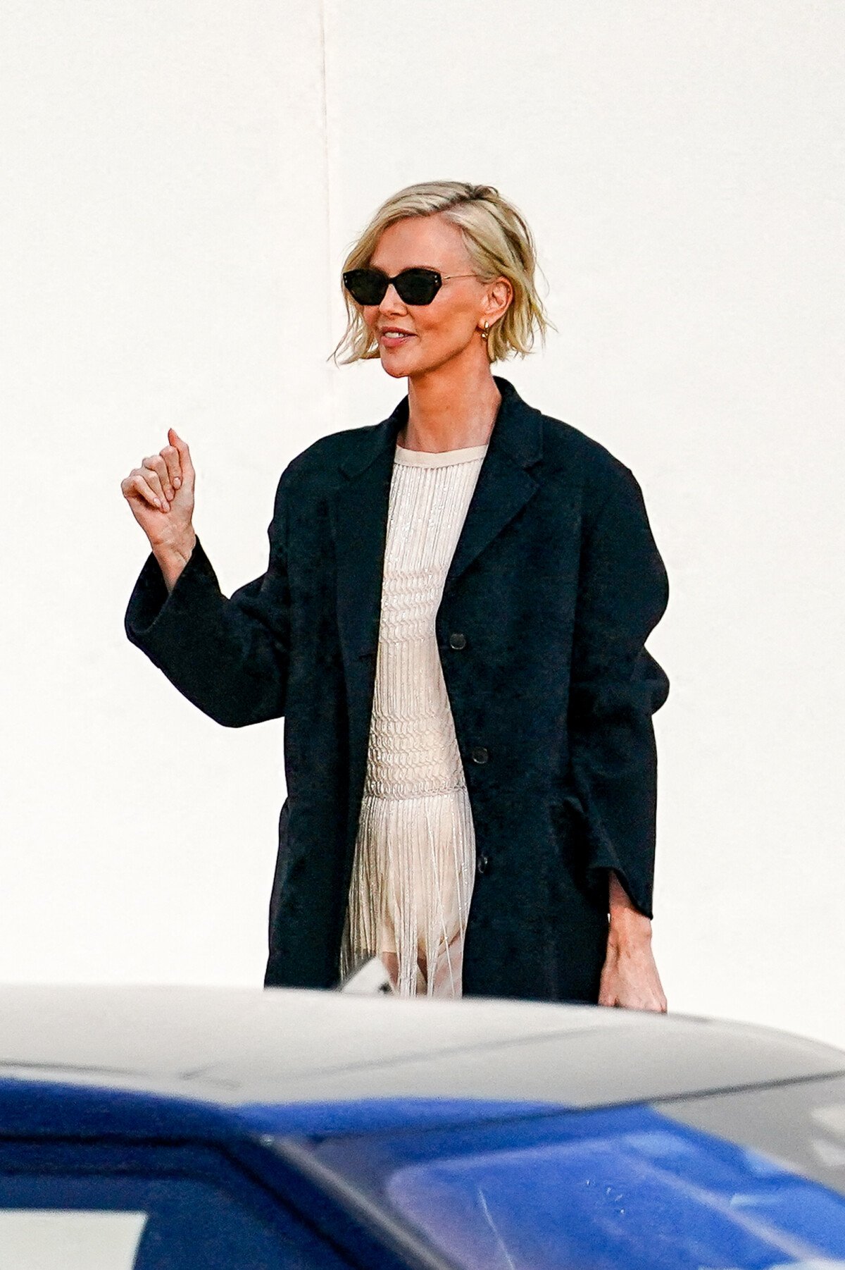 Photo Charlize Theron à la sortie du défilé Christian Dior prêtà