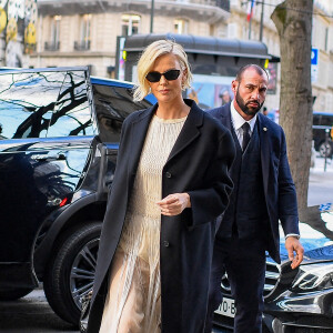 Charlize Theron arrive à la maison Christian Dior avenue Montaigne lors de la Fashion Week de Paris, France, le 28 février 2023. © Da Silva/Perusseau/Bestimage 