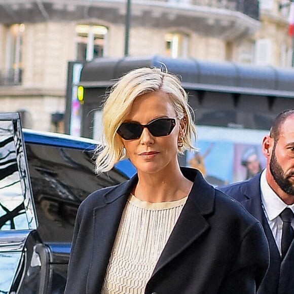 Charlize Theron arrive à la maison Christian Dior avenue Montaigne lors de la Fashion Week de Paris, France, le 28 février 2023. © Da Silva/Perusseau/Bestimage 