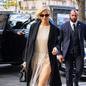 Charlize Theron arrive à la maison Christian Dior avenue Montaigne lors de la Fashion Week de Paris, France, le 28 février 2023. © Da Silva/Perusseau/Bestimage 