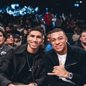 Info - Achraf Hakimi visé par une enquête pour viol - Kylian Mbappé s'est rendu à New York lundi 2 janvier 2023 pour assister, en compagnie d'Achraf Hakimi, à un match des Brooklyn Nets. Le joueur du PSG a été ovationné par le public avant de se rendre dans le vestiaire. © Brooklyn Nets via Bestimage