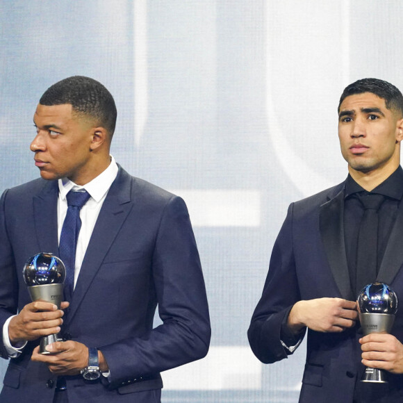 Kylian Mbappé (trophée FIFPro Team World Hommes) et Achraf Hakimi (trophée FIFPro Team World Hommes et visé par une enquète pour viol) lors de la cérémonie des Best Fifa awards à la salle Pleyel à Paris le 27 février 2023. © Pierre Perusseau / Bestimage