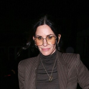 Le prince Harry et ses amis se sont donc servis dans "l'énorme boîte de chocolats aux champignons hallucinogènes" qu'ils ont trouvée dans le frigo lors d'une soirée. 
Exclusif - Courteney Cox va dîner au restaurant "Giorgio Baldi" à Santa Monica le 13 octobre 2022. 