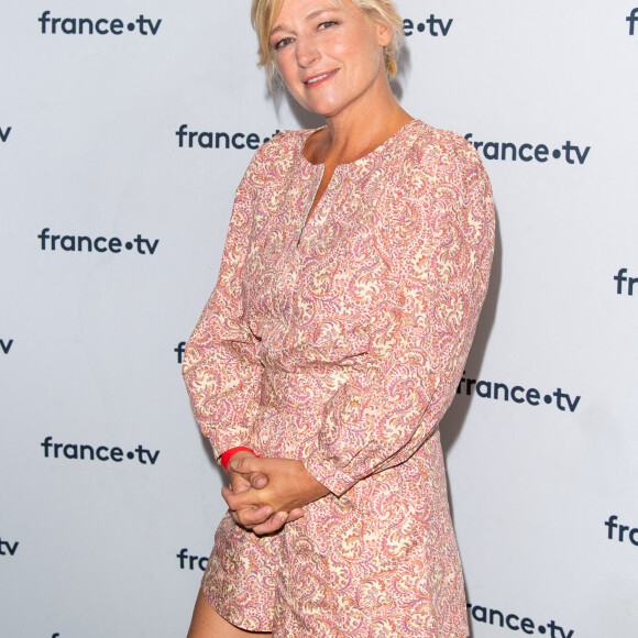 Anne-Elisabeth Lemoine lors du photocall dans le cadre de la conférence de presse de France Télévisions au Pavillon Gabriel à Paris, France, le 24 août 2021. © Pierre Perusseau/Bestimage