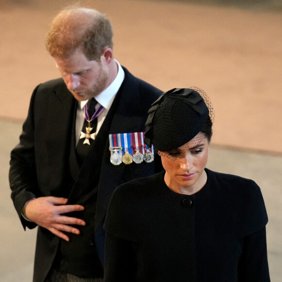 En effet, dans Spare, le prince Harry s'en était pris à elle, déclenchant la fureur de son père.
Le prince Harry, duc de Sussex, Meghan Markle, duchesse de Sussex - Intérieur - Procession cérémonielle du cercueil de la reine Elisabeth II du palais de Buckingham à Westminster Hall à Londres. Le 14 septembre 2022 