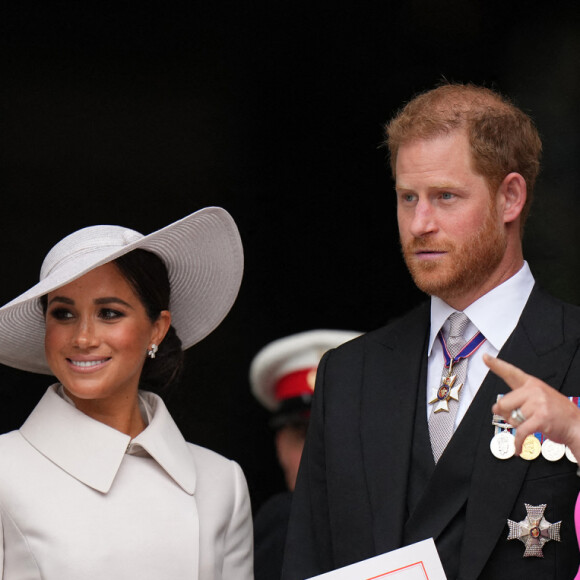 Peter Philips, le prince Harry, duc de Sussex, et Meghan Markle, duchesse de Sussex, Zara Phillips (Zara Tindall) - Les membres de la famille royale et les invités à la sortie de la messe du jubilé, célébrée à la cathédrale Saint-Paul de Londres, Royaume Uni, le 3 juin 2022. 