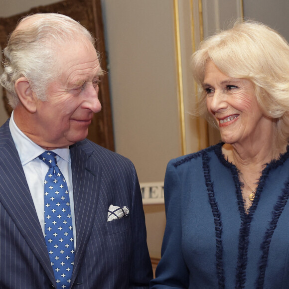 Le roi Charles III d'Angleterre et Camilla Parker Bowles, reine consort d'Angleterre, organisent une réception pour célébrer le deuxième anniversaire de "The Reading Room"à Clarence House à Londres, le 23 février 2023.