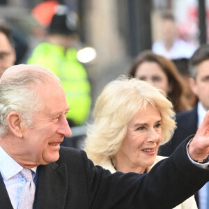 Mais le roi Charles veut faire des économies et ne veut plus payer une maison pour rien.
Le roi Charles III d'Angleterre et Camilla Parker Bowles, reine consort d'Angleterre, lors d'une visite sur Brick Lane à Londres, Royaume Uni, le 8 février 2023, pour rencontrer des organismes de bienfaisance et des entreprises au coeur de la communauté bangladaise britannique, et des personnes qui étaient activement impliquées dans le mouvement antiraciste de les années 1960 et 1970.