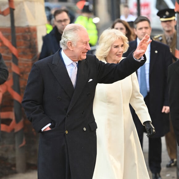 Mais le roi Charles veut faire des économies et ne veut plus payer une maison pour rien.
Le roi Charles III d'Angleterre et Camilla Parker Bowles, reine consort d'Angleterre, lors d'une visite sur Brick Lane à Londres, Royaume Uni, le 8 février 2023, pour rencontrer des organismes de bienfaisance et des entreprises au coeur de la communauté bangladaise britannique, et des personnes qui étaient activement impliquées dans le mouvement antiraciste de les années 1960 et 1970.