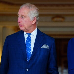 Le roi Charles III d'Angleterre et Camilla Parker Bowles, reine consort d'Angleterre, rencontrent des survivants lors de la Journée internationale de commémoration de l'Holocauste au palais de Buckingham, le 27 janvier 2023. Le couple royal s'est entretenu avec Amouna Adamlight, survivante du génocide du Darfour, et le Dr Martin Stern, un survivant de l'Holocauste. © Avalon / Panoramic / Bestimage 