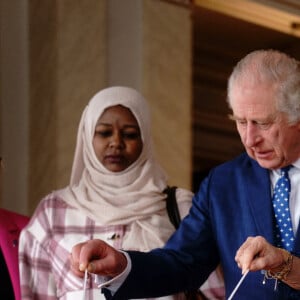 Le roi Charles III d'Angleterre et Camilla Parker Bowles, reine consort d'Angleterre, rencontrent des survivants lors de la Journée internationale de commémoration de l'Holocauste au palais de Buckingham, le 27 janvier 2023. Le couple royal s'est entretenu avec Amouna Adamlight, survivante du génocide du Darfour, et le Dr Martin Stern, un survivant de l'Holocauste. © Avalon / Panoramic / Bestimage 