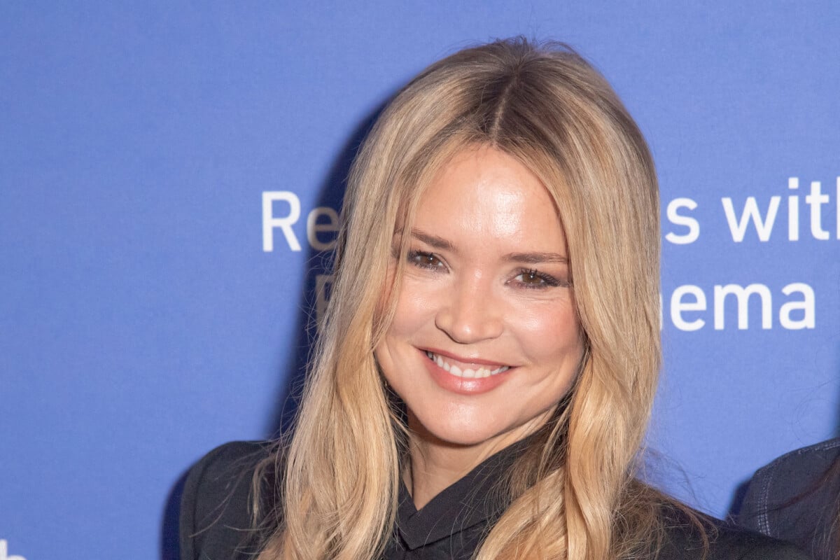 Virginie Efira : Si glamour à New York en look 100% noir, l'actrice  césarisée retrouve ses célèbres amies - Ode (Purepeople)