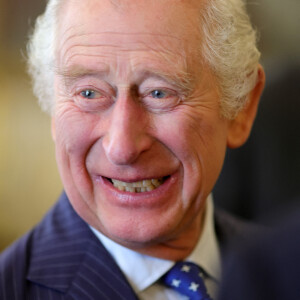 Puisqu'il aurait invité le prince Harry et Meghan Markle à son couronnement.
Le roi Charles III d'Angleterre organise une réception pour célébrer le deuxième anniversaire de "The Reading Room"à Clarence House à Londres, le 23 février 2023.