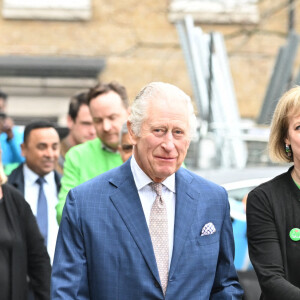 "La décision prise par le duc et la duchesse ne sera pas divulguée dans l'immédiat."
Le roi Charles III d'Angleterre lors d'une visite au projet Felix à Poplar, le 22 février 2023.