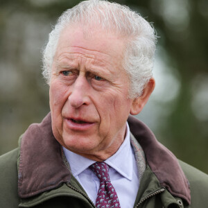 Le roi Charles III d'Angleterre lors d'une visite sur un site d'entraînement pour les recrues militaires ukrainiennes (Wiltshire), le 20 février 2023.