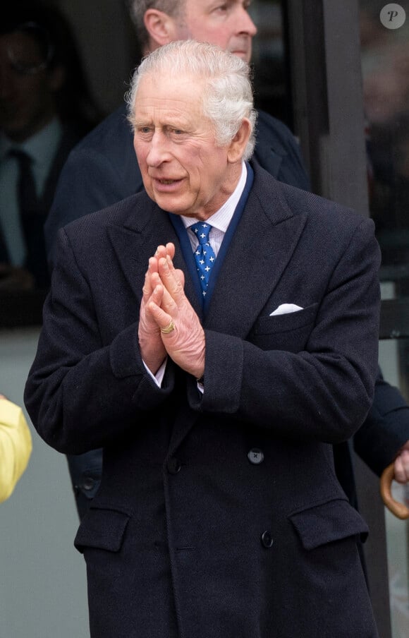 Le roi Charles III d'Angleterre arrive à l'église du Christ la pierre angulaire lors d'une visite à Milton Keynes le 16 février 2023.