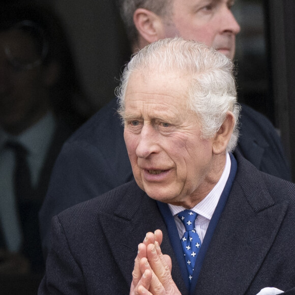 Le roi Charles III d'Angleterre arrive à l'église du Christ la pierre angulaire lors d'une visite à Milton Keynes le 16 février 2023.