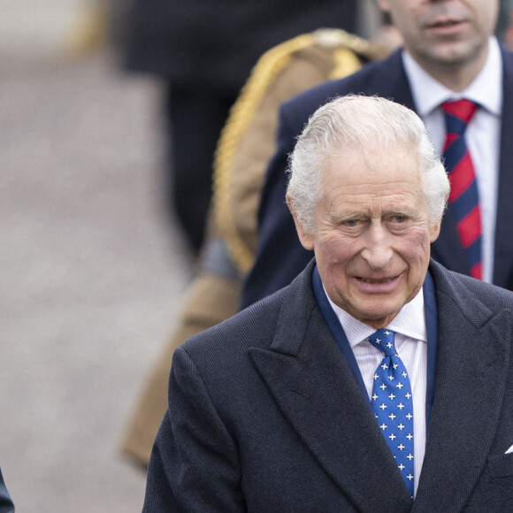 Le roi Charles III d'Angleterre arrive à l'église du Christ la pierre angulaire lors d'une visite à Milton Keynes le 16 février 2023.