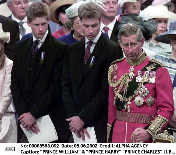 "Je peux vous confirmer que le duc a reçu un email de la part du bureau de Sa Majesté", affirment les représentants d'Harry.
Le prince William, le prince Harry et le prince Charles au Jubilé d'or de la reine Elizabeth II.