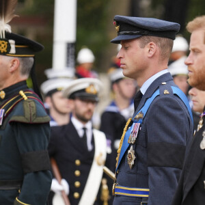 Le prince William, le prince Harry, duc de Sussex et Peter Phillips - Procession du cercueil de la reine Elizabeth II d'Angleterre de Wesminster Hall jusqu'à l'Abbaye de Westminster. Le 19 septembre 2022. © Emilio Morenatti / PA via Bestimage