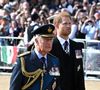 Décidément, le roi Charles III est un homme plein de surprises.
Le roi Charles III d'Angleterre, le prince Harry, la princesse Anne - Procession cérémonielle du cercueil de la reine Elizabeth II du palais de Buckingham à Westminster Hall à Londres.