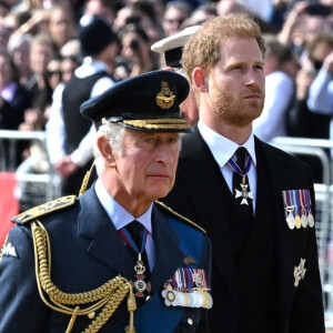Décidément, le roi Charles III est un homme plein de surprises.
Le roi Charles III d'Angleterre, le prince Harry, la princesse Anne - Procession cérémonielle du cercueil de la reine Elizabeth II du palais de Buckingham à Westminster Hall à Londres.