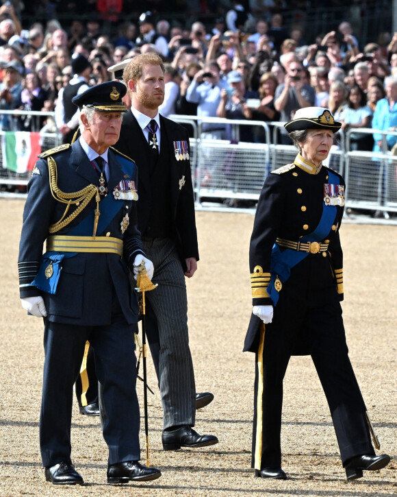 Décidément, le roi Charles III est un homme plein de surprises.
Le roi Charles III d'Angleterre, le prince Harry, la princesse Anne - Procession cérémonielle du cercueil de la reine Elizabeth II du palais de Buckingham à Westminster Hall à Londres.
