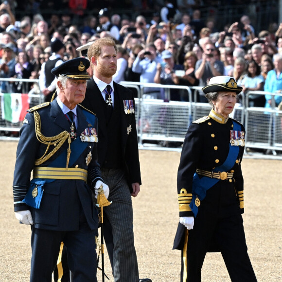 Décidément, le roi Charles III est un homme plein de surprises.
Le roi Charles III d'Angleterre, le prince Harry, la princesse Anne - Procession cérémonielle du cercueil de la reine Elizabeth II du palais de Buckingham à Westminster Hall à Londres.