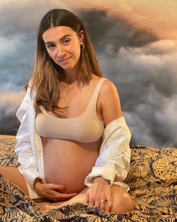 Ce dimanche 5 mars 2023, la belle a dévoilé son baby bump pour la toute première fois.
Mathilde dévoile son baby bump.