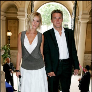 Benjamin Castaldi et Flavie Flament - Mariage de Mimie Mathy et Benoist Gérard à la mairie de Neuilly.