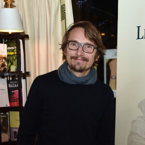 Lorànt Deutsch présente son nouveau livre "Romanesque" dans le cadre du Lundi Des Ecrivains au café Les Deux Magots à Paris le 18 décembre 2019. © Giancarlo Gorassini/Bestimage