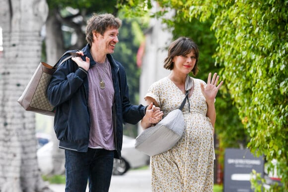 Milla Jovovich (enceinte) et son mari Paul W. S. Anderson se promènent avec leur chien dans les rues de Los Angeles. Le 16 janvier 2020 
