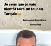 "Je sens que je vais bientôt faire un tour en Turquie", écrit-il sur un selfie pris depuis son bain, ajoutant les hashtags : "cheveux", "problème" et "camouflage".
 
Benoît Paire