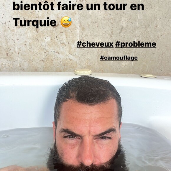 "Je sens que je vais bientôt faire un tour en Turquie", écrit-il sur un selfie pris depuis son bain, ajoutant les hashtags : "cheveux", "problème" et "camouflage".
 
Benoît Paire