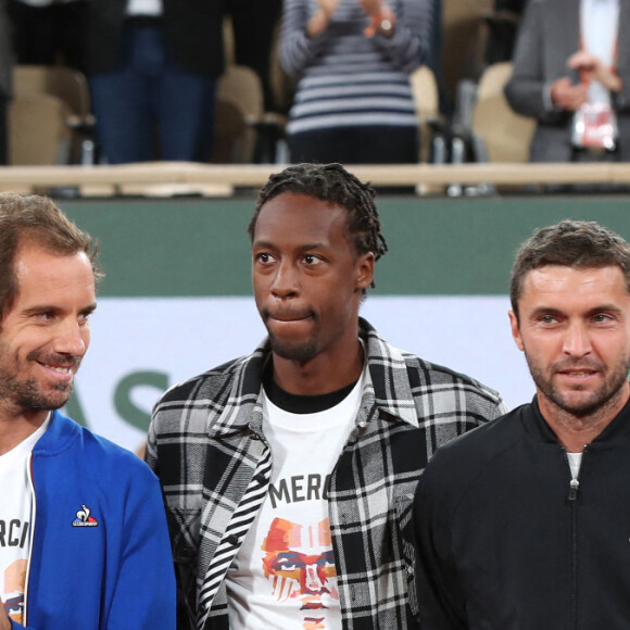 Actif sur Instagram, le champion français vient de publier une photo de lui sur laquelle il s'inquiète de sa perte de cheveux
 
Gilles Simon, Gaël Monfils, Benoît Paire, Richard Gasquet et Jo-Wilfried Tsonga - Jo-Wilfried Tsonga reçoit le trophée de la FFT pour l'ensemble de sa carrière et fait ses Adieux après sa défaite lors des Internationaux de France de Tennis de Roland Garros 2022 - Jour 3. A Paris le 24 Mai 2022. © Bertrand Rindoff/Bestimage