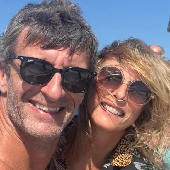Un couple qui a donc décidé de jouer la carte de l'originalité, ce qui leur réussit très bien !
Karin Viard et son mari Manuel Herrero : après le mariage civil, le couple s'est dit oui à l'église dans des tenues insolites !