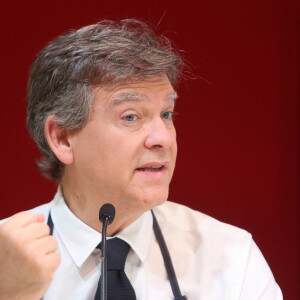 Arnaud Montebourg présente son miel au public pendant le salon Made in France à Paris le 8 novembre 2019. © Jonathan Rebboah/Panoramic/Bestimage