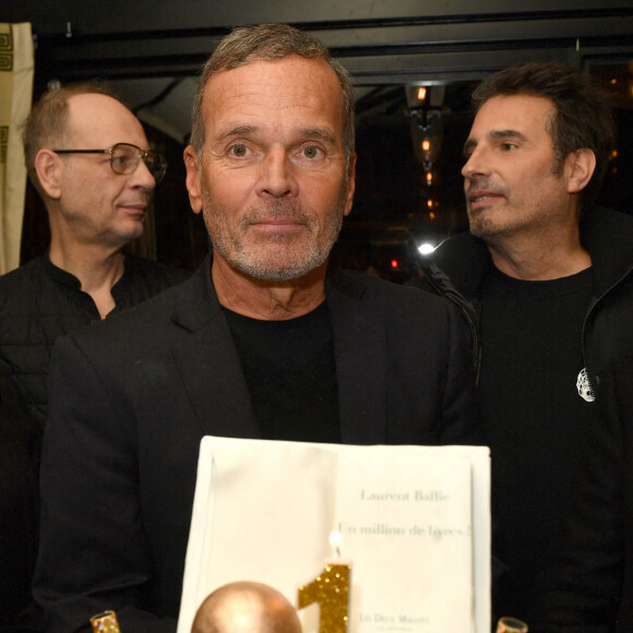 Laurent Baffie a vendu un million de livres, ça valait bien une grande fête !
Exclusif - Alain Bouzigues, Laurent Baffie, Richard Orlinski - Laurent Baffie fête son succès littéraire "1 Million de livres vendus" aux Deux Magots à Paris © Veeren/Bestimage 