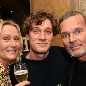 Mais Laurent Baffie est un écrivain à succès et pas seulement un sniper de la télé.
Exclusif - Laurent Baffie avec sa femme Sandrine et son fils Benjamin - Laurent Baffie fête son succès littéraire "1 Million de livres vendus" aux Deux Magots à Paris le 8 mars 2023. © Veeren/Bestimage 