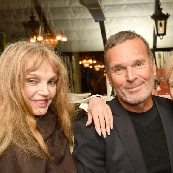 Exclusif - Laurent Baffie entre Arielle Dombasle et Chantal Ladesou - Laurent Baffie fête son succès littéraire "1 Million de livres vendus" à la brasserie Les Deux Magots à Paris, France, le 8 mars 2023. © Veeren/Bestimage 