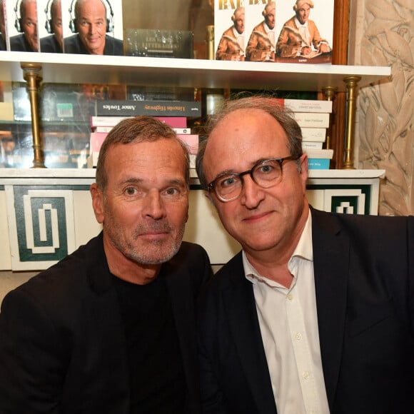 Exclusif - Laurent Baffie et son éditeur Philippe Robinet - Laurent Baffie et guest - Laurent Baffie fête son succès littéraire "1 Million de livres vendus" à la brasserie Les Deux Magots à Paris, France, le 8 mars 2023. © Veeren/Bestimage 