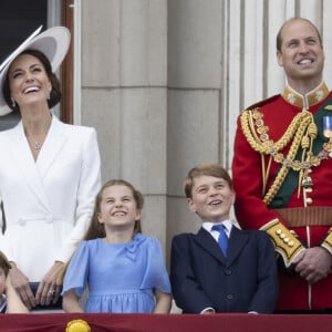 Une vie parfaite pour Kate, William et les bambins !
Catherine (Kate) Middleton, duchesse de Cambridge, le prince Louis de Cambridge, la princesse Charlotte de Cambridge, le prince George de Cambridge et le prince William, duc de Cambridge, - Les membres de la famille royale saluent la foule depuis le balcon du Palais de Buckingham, lors de la parade militaire "Trooping the Colour" dans le cadre de la célébration du jubilé de platine (70 ans de règne) de la reine Elizabeth II à Londres, le 2 juin 2022. © Avalon/Panoramic/Bestimage 