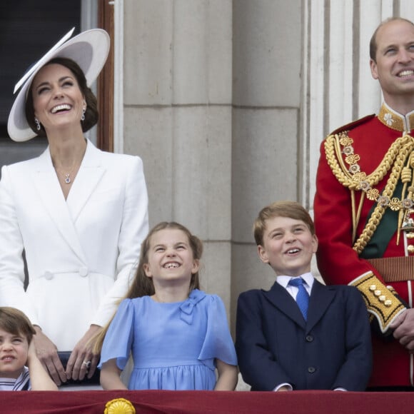 Une vie parfaite pour Kate, William et les bambins !
Catherine (Kate) Middleton, duchesse de Cambridge, le prince Louis de Cambridge, la princesse Charlotte de Cambridge, le prince George de Cambridge et le prince William, duc de Cambridge, - Les membres de la famille royale saluent la foule depuis le balcon du Palais de Buckingham, lors de la parade militaire "Trooping the Colour" dans le cadre de la célébration du jubilé de platine (70 ans de règne) de la reine Elizabeth II à Londres, le 2 juin 2022. © Avalon/Panoramic/Bestimage 