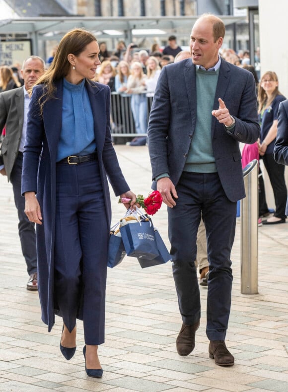 Le prince William, duc de Cambridge, et Kate Catherine Middleton, duchesse de Cambridge, à leur arrivée à l'université de Glasgow. Le couple princier est venu discuter de santé mentale et de bien-être avec les étudiants pendant la Semaine de sensibilisation à la santé mentale. Le 11 mai 2022 