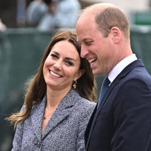 Les Cambridge y ont posé leurs valises pour se rapprocher du château de Windsor et des écoles de leurs enfants George, Charlotte et Louis
Le prince William, duc de Cambridge, et Catherine (Kate) Middleton, duchesse de Cambridge, assistent à l'ouverture officielle du mémorial Glade of Light à Manchester, Royaume Uni, le 10 mai 2022. Le mémorial commémore les victimes de l'attaque terroriste du 22 mai 2017 à la Manchester Arena. Il rend hommage aux 22 personnes dont la vie a été prise, ainsi qu'à la mémoire de tous ceux qui ont été blessés ou affectés. 